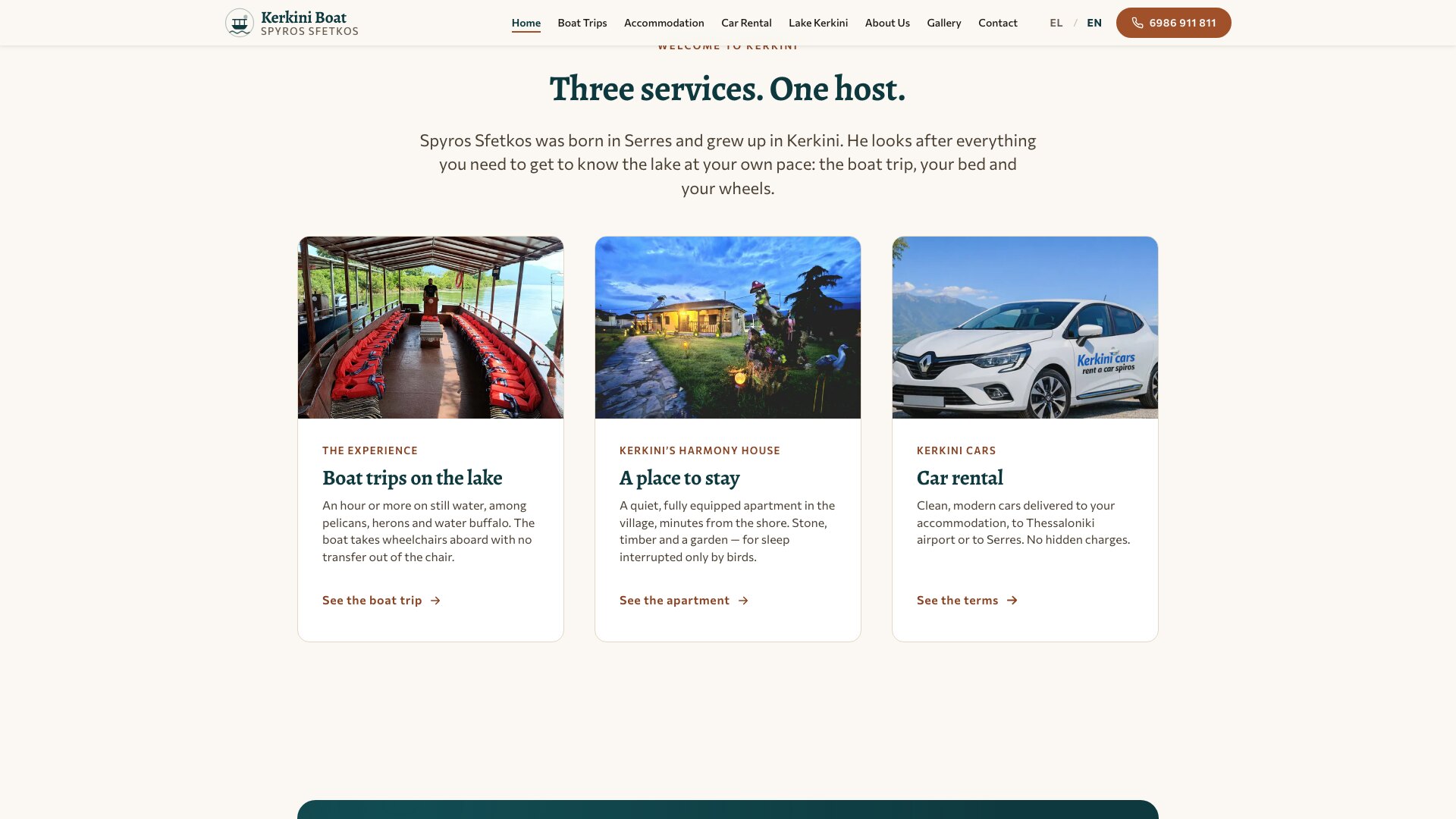 Den engelske forside med de samme tre ydelseskort under overskriften "Three services. One host."