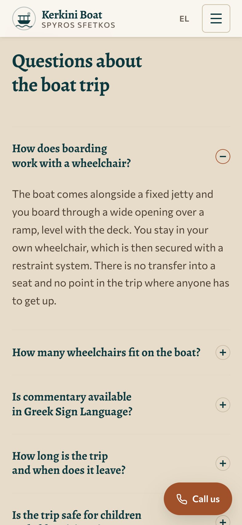 手机上的“Questions about the boat trip”板块,第一个问题“How does boarding work with a wheelchair?”已展开:船靠在固定码头边,乘客经与甲板齐平的坡道登船,全程坐在自己的轮椅上,并用固定系统系牢。下面是其他未展开的问题,每个都带加号。