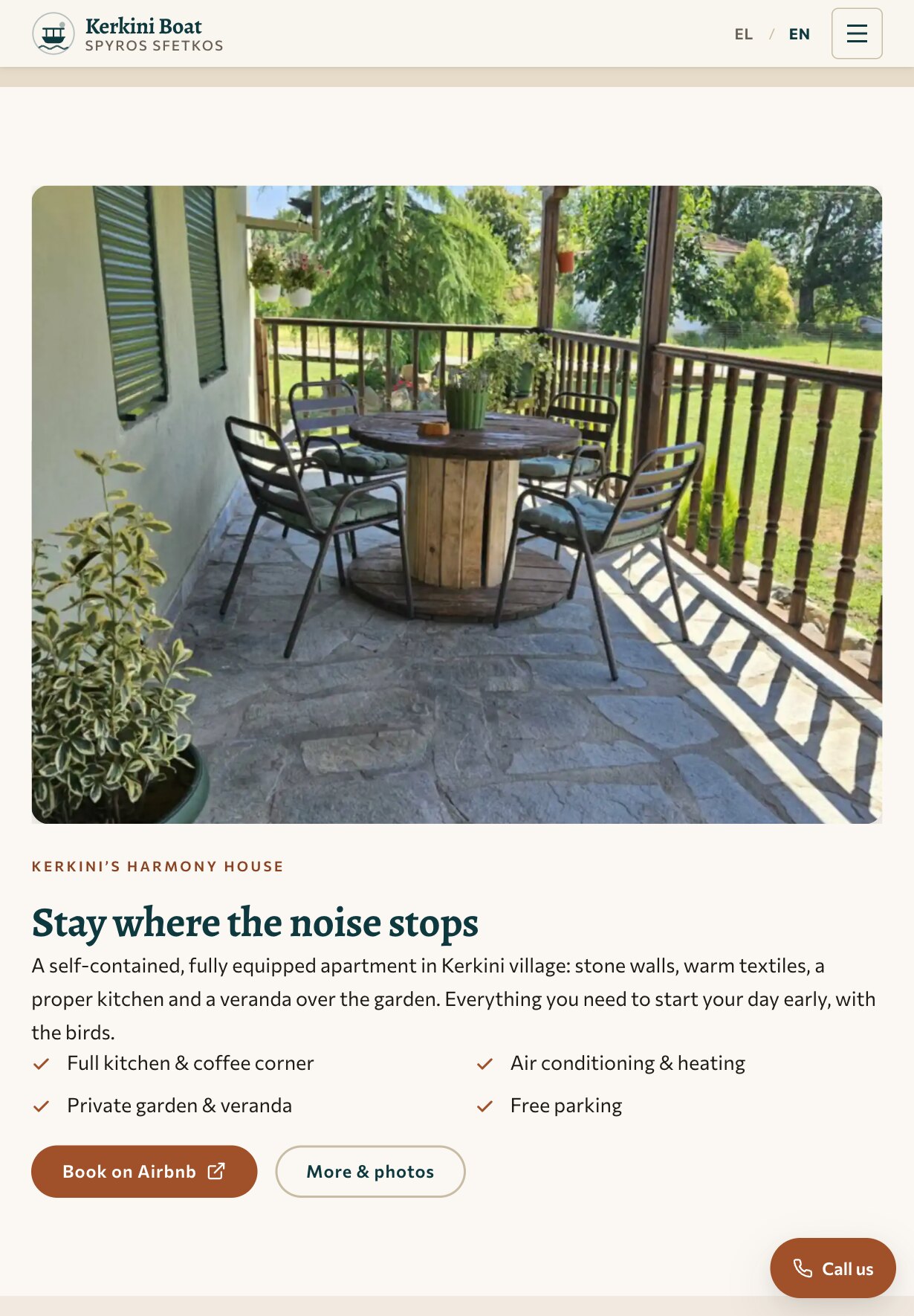 平板上的“Stay where the noise stops”板块:一张照片中,有顶棚的门廊里摆着木制圆桌、带坐垫的金属椅和盆栽,外面是草坪;下方是标签“Kerkini's Harmony House”、一段简短说明、四项打勾的设施(完整厨房和咖啡角、空调和暖气、私家花园和门廊、免费停车),以及“Book on Airbnb”和“More & photos”两个按钮。