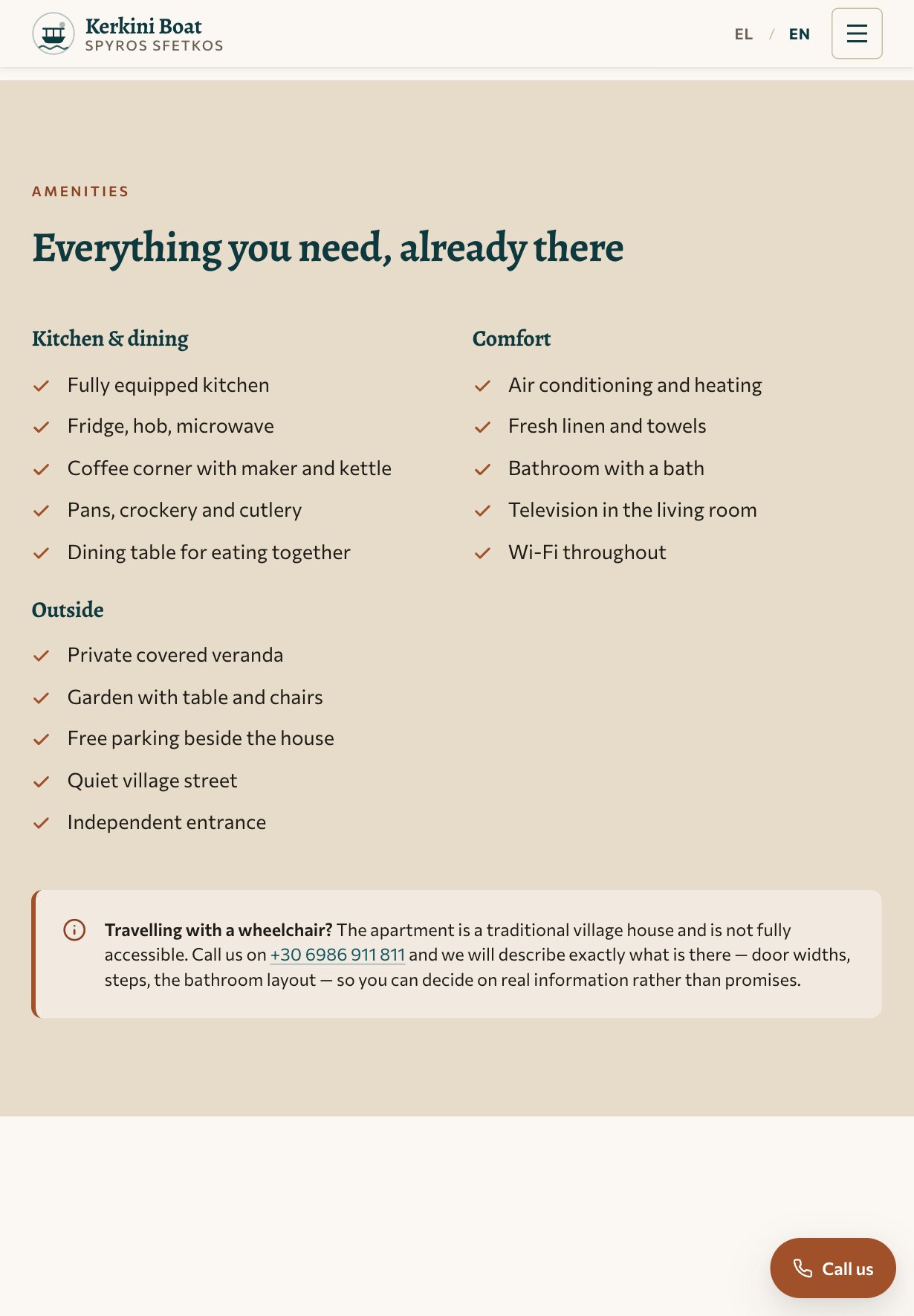平板上的“Everything you need, already there”板块:打勾的设施分为 Kitchen & dining、Comfort 和 Outside 三组;下方是一条带信息图标的提示,以“Travelling with a wheelchair?”开头,说明这间公寓是传统村屋,并非完全无障碍,并提出可通过电话说明门宽、台阶和浴室情况。