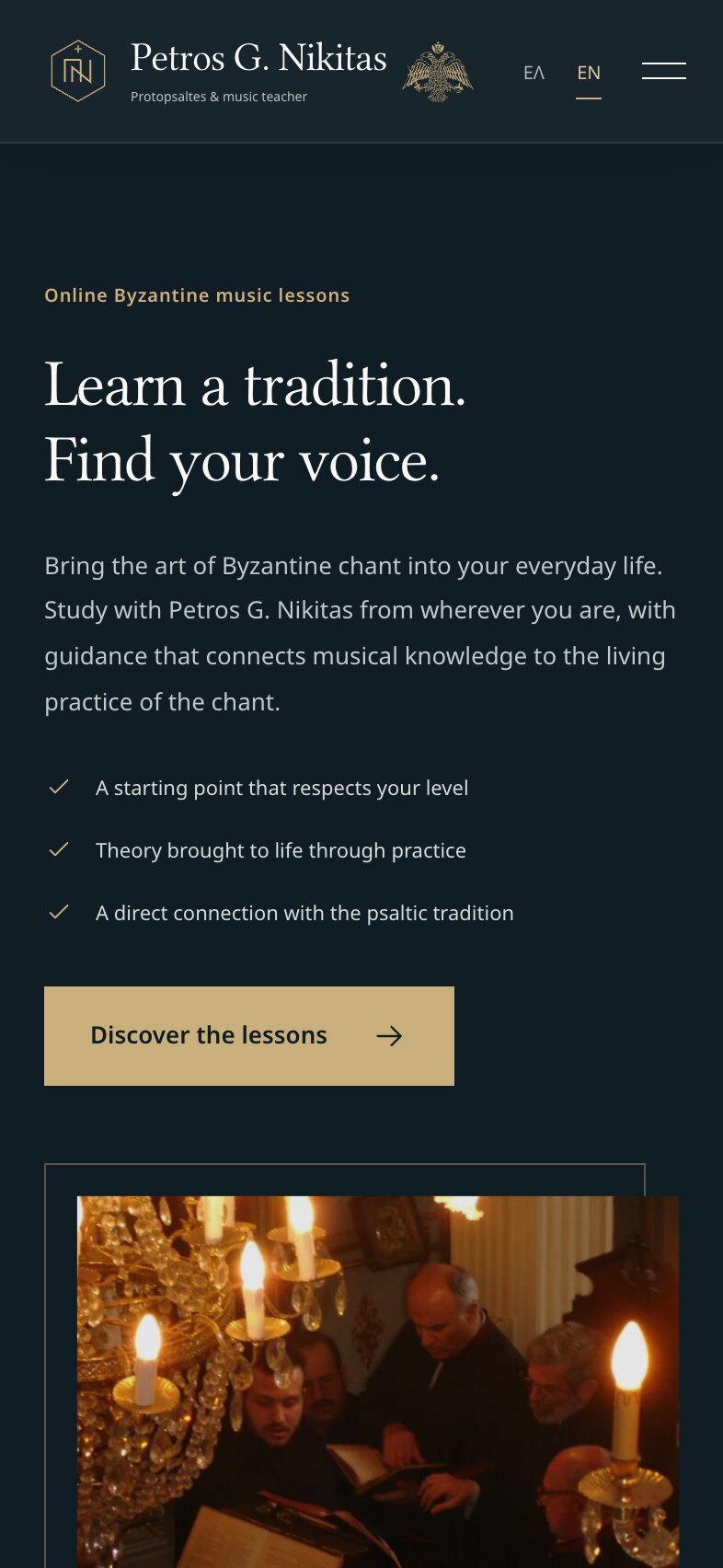 The section "Learn a tradition. Find your voice." on a phone: the label "Online Byzantine music lessons", a short text, three points with check marks, a gold "Discover the lessons" button and the top of a photograph of chanters by candlelight.