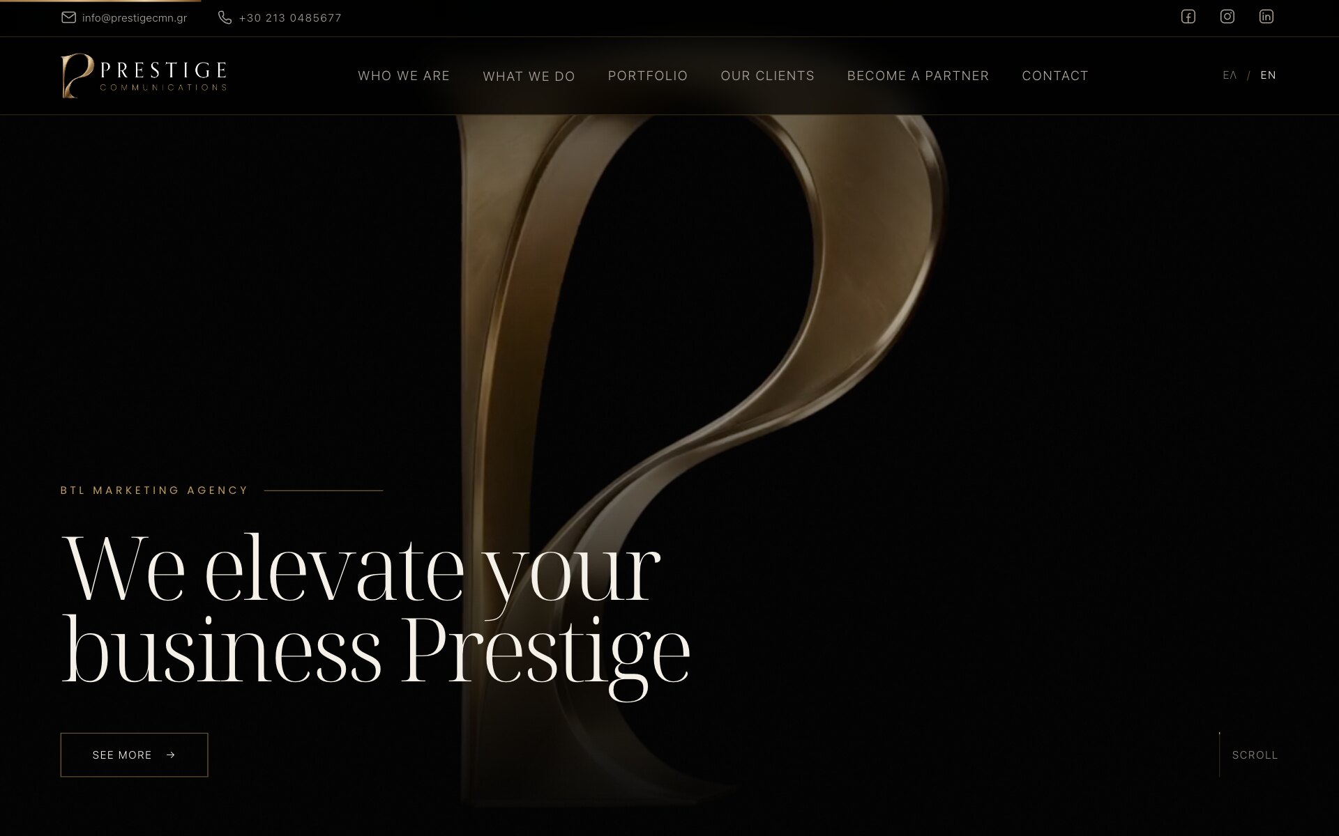 Η αρχική σελίδα της Prestige Communications: ένα μεγάλο μονόγραμμα P από βουρτσισμένο μπρούντζο σε μαύρο φόντο, η ετικέτα «BTL Marketing Agency» δίπλα σε μια χρυσή γραμμή, ο τίτλος «We elevate your business Prestige» σε κρεμ πάνω στο κάτω μισό του μονογράμματος και ένα περιγραμμένο κουμπί «See more», κάτω από μια κεφαλίδα με το λογότυπο, έξι συνδέσμους μενού και τον διακόπτη ΕΛ / EN.
