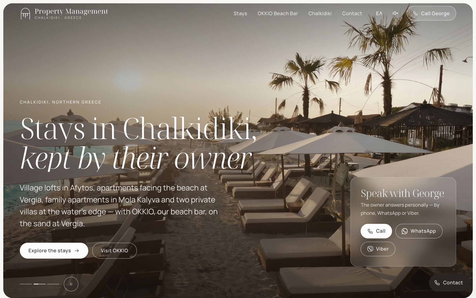 Η αρχική σελίδα του Property Management: κάτω από τη γραμμή «Chalkidiki, Northern Greece», ο τίτλος «Stays in Chalkidiki, kept by their owner», με τη δεύτερη γραμμή σε πλάγια, πάνω σε φωτογραφία με ξαπλώστρες και ομπρέλες με κρόσσια σε παραλία με φοίνικες στο ηλιοβασίλεμα· από κάτω μια σύντομη εισαγωγή με τα κουμπιά «Explore the stays» και «Visit OKKIO», και δεξιά μια ημιδιάφανη κάρτα, «Speak with George», με κουμπιά για κλήση, WhatsApp και Viber.