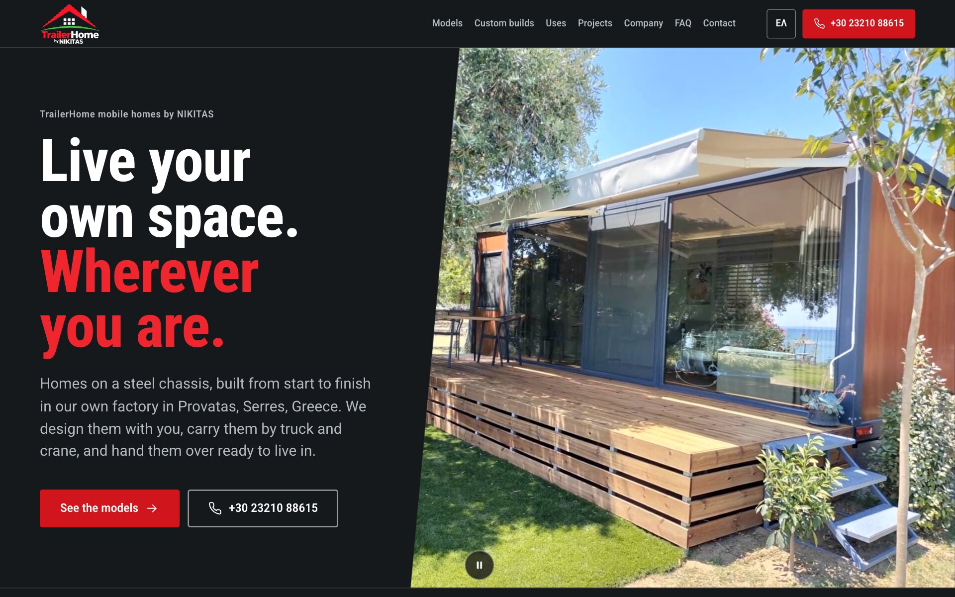 La page d'accueil de TrailerHome : le titre « Live your own space. Wherever you are. », sa deuxième phrase en rouge, à côté d'une maison mobile aux murs vitrés, au bardage aspect bois et à la terrasse en bois sous des oliviers, avec sous le texte un bouton rouge vers les modèles et un bouton téléphone détouré.