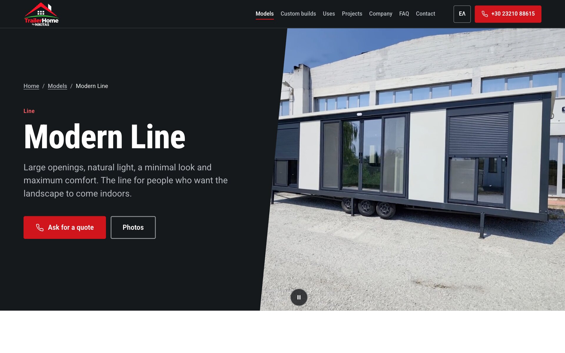 La page de la Modern Line : un fil d'Ariane, le nom de la gamme et une courte description sur fond sombre, un bouton rouge « Ask for a quote » et un bouton détouré « Photos », et à côté une unité à cadre sombre, panneaux blancs et volets roulants sur son châssis, dans une cour d'usine.