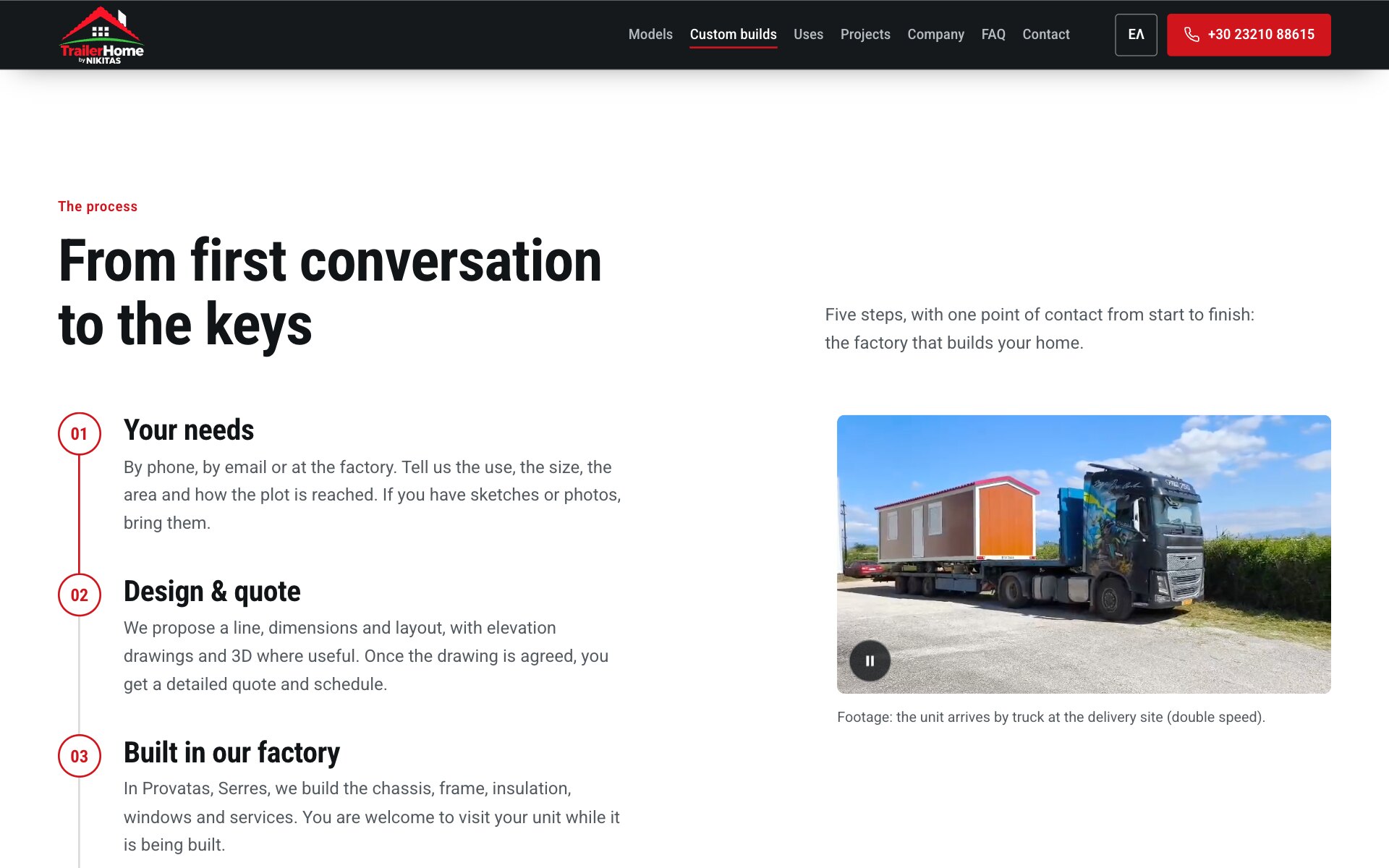 Le titre « From first conversation to the keys » au-dessus d'étapes numérotées sur une frise rouge — Your needs, Design & quote, Built in our factory — à côté d'une vidéo d'une unité sur la remorque d'un camion, légendée comme images d'une livraison.