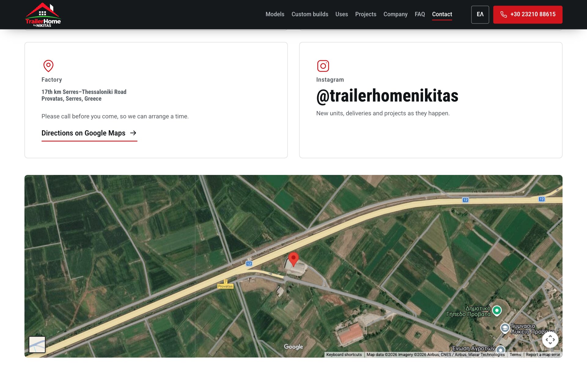 Des cartes avec l'adresse de l'usine, accompagnée d'un lien d'itinéraire, et avec le compte Instagram de l'entreprise, au-dessus d'une carte satellite avec une épingle rouge sur l'usine, au bord de la route principale à Provatas.