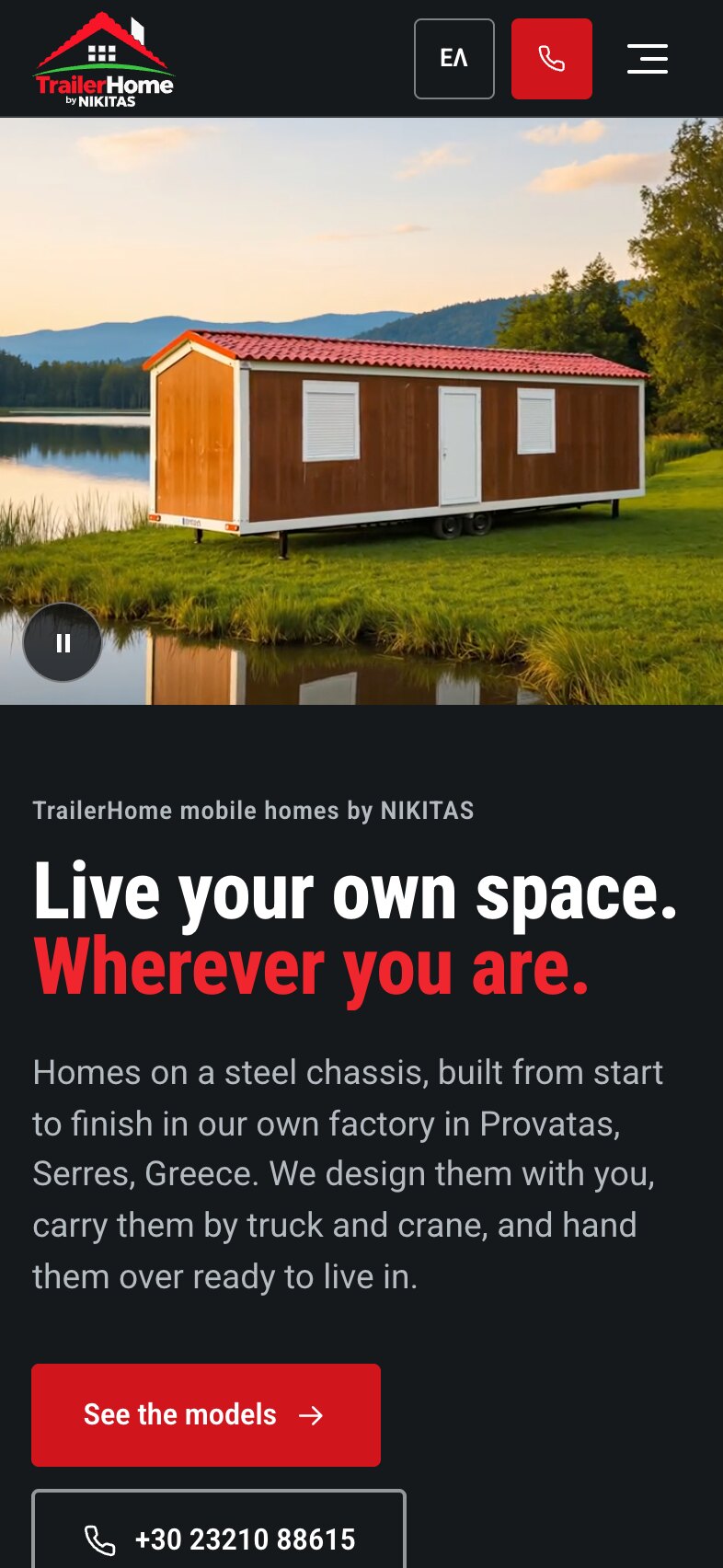 La page d'accueil sur téléphone : une unité aspect bois au toit rouge à deux pans au bord d'un lac au coucher du soleil, puis le titre, l'introduction et un bouton rouge « See the models ».