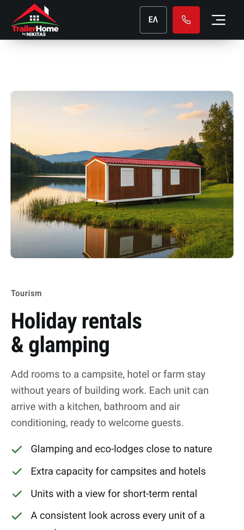 La section « Holiday rentals & glamping » sur téléphone : une unité aspect bois au toit rouge au bord d'un lac, l'étiquette « Tourism », un court texte et une liste d'usages cochés.