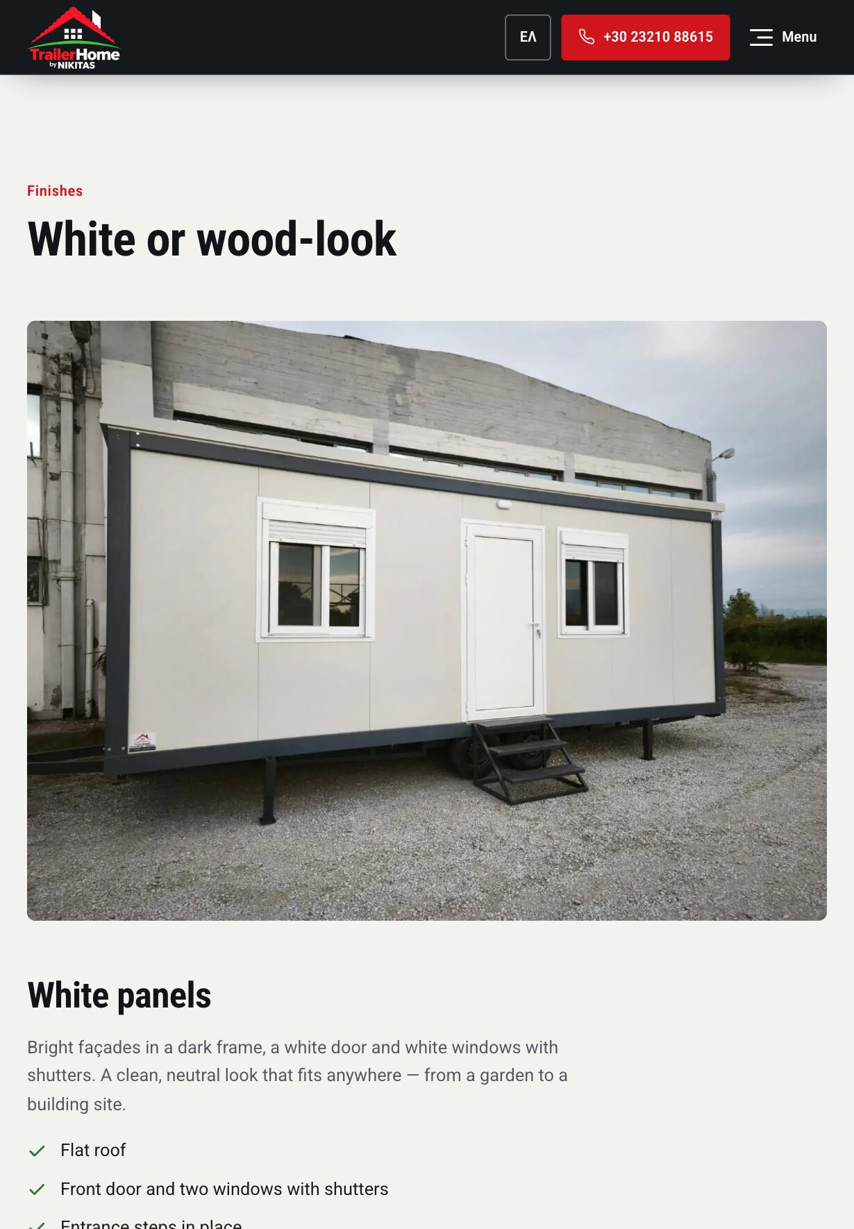 La section « White or wood-look » sur tablette : la photo d'une unité blanche avec une porte et deux fenêtres à volets sur sa remorque, puis un titre pour les panneaux blancs, une courte description et une liste de caractéristiques.
