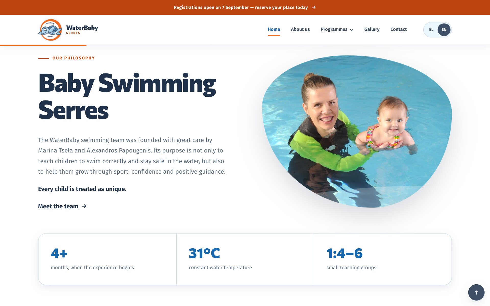 “Our philosophy”标签下的“Baby Swimming Serres”区块:一段写出团队两位创办人名字的文字、加粗的“Every child is treated as unique.”和“Meet the team”链接;旁边是一张不规则圆润轮廓的照片,一位穿黑绿色潜水服的成人面带笑容,在池中托起一个笑着的婴儿;下方一条数据栏列出三个数字:4+ 个月起、水温 31°C、1:4–6 小班。