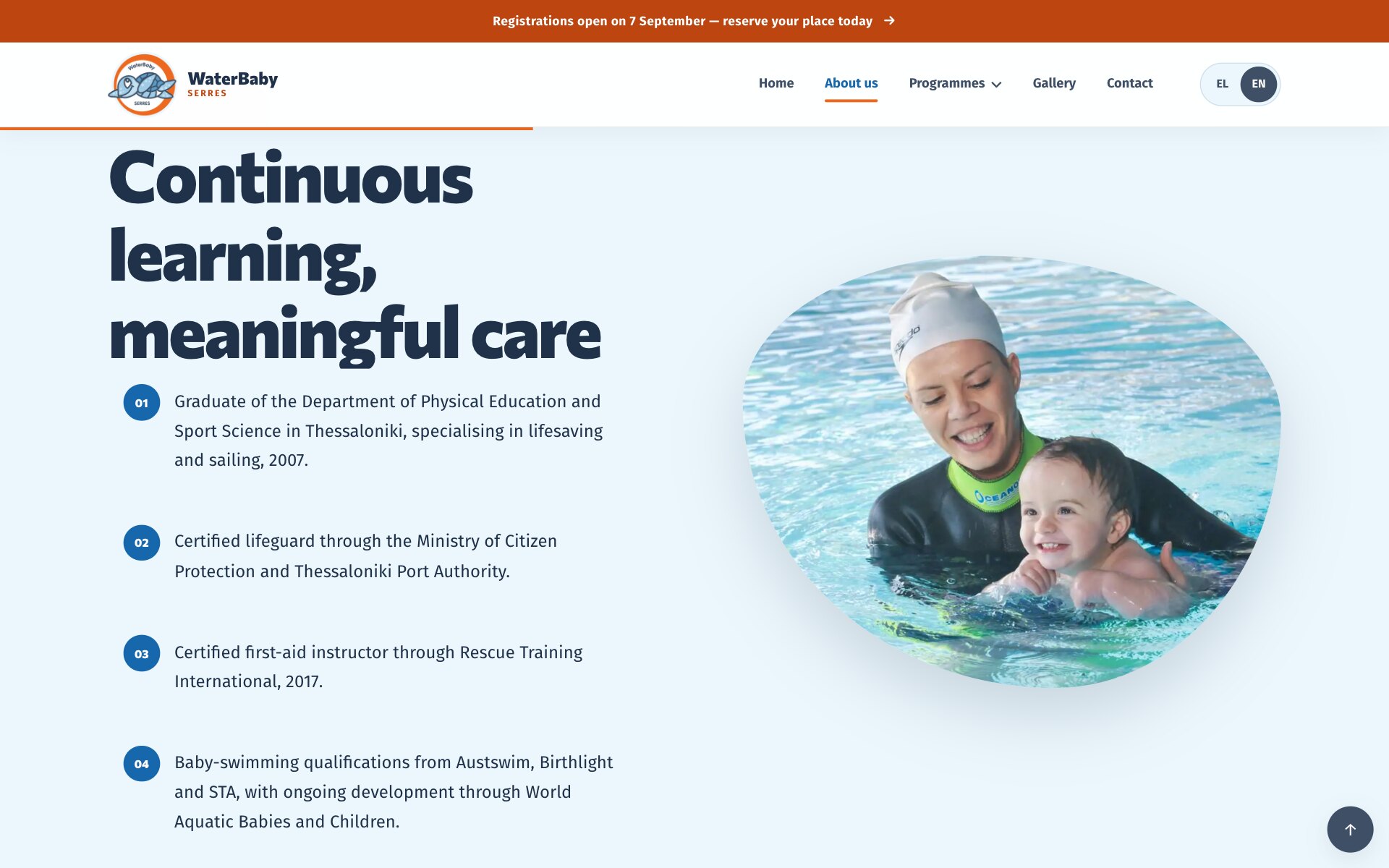 标题“Continuous learning, meaningful care”下列出四项编号资历:2007 年塞萨洛尼基体育学位、救生资格、2017 年急救教学资格,以及 Austswim、Birthlight 和 STA 的婴儿游泳资格;旁边一张圆润轮廓的照片里,一位戴白色泳帽、穿潜水服的成人面带笑容,在水中抱着一个开怀大笑的婴儿。