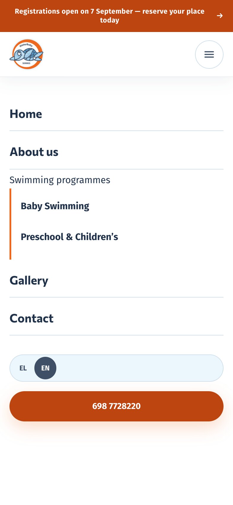 手机上打开的菜单:Home、About us,“Swimming programmes”标签下缩进列出 Baby Swimming 和 Preschool & Children’s,旁边一条橙色竖线,然后是 Gallery 和 Contact;再下面是选中 EN 的语言切换,以及显示电话号码 698 7728220 的橙色按钮。