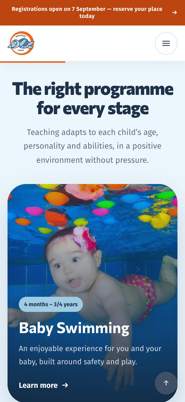 手机上的课程区块:标题“The right programme for every stage”和一小段居中的简介,下方是 Baby Swimming 卡片:一张水下照片,一个戴粉色花朵发带的婴儿在漂浮的彩色玩具下方,卡片上有 4 months – 3/4 years 标签、一句简介和“Learn more”链接。