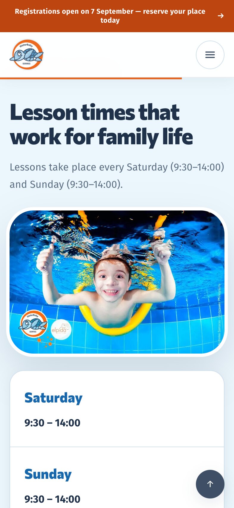 手机上的每周课表:标题“Lesson times that work for family life”和一行写明周六、周日 9:30–14:00 的文字,下方是一张水下照片,一个孩子咧嘴大笑、竖起两个大拇指,身边有一根黄色泳棍,再往下是周六和周日的时间卡片。