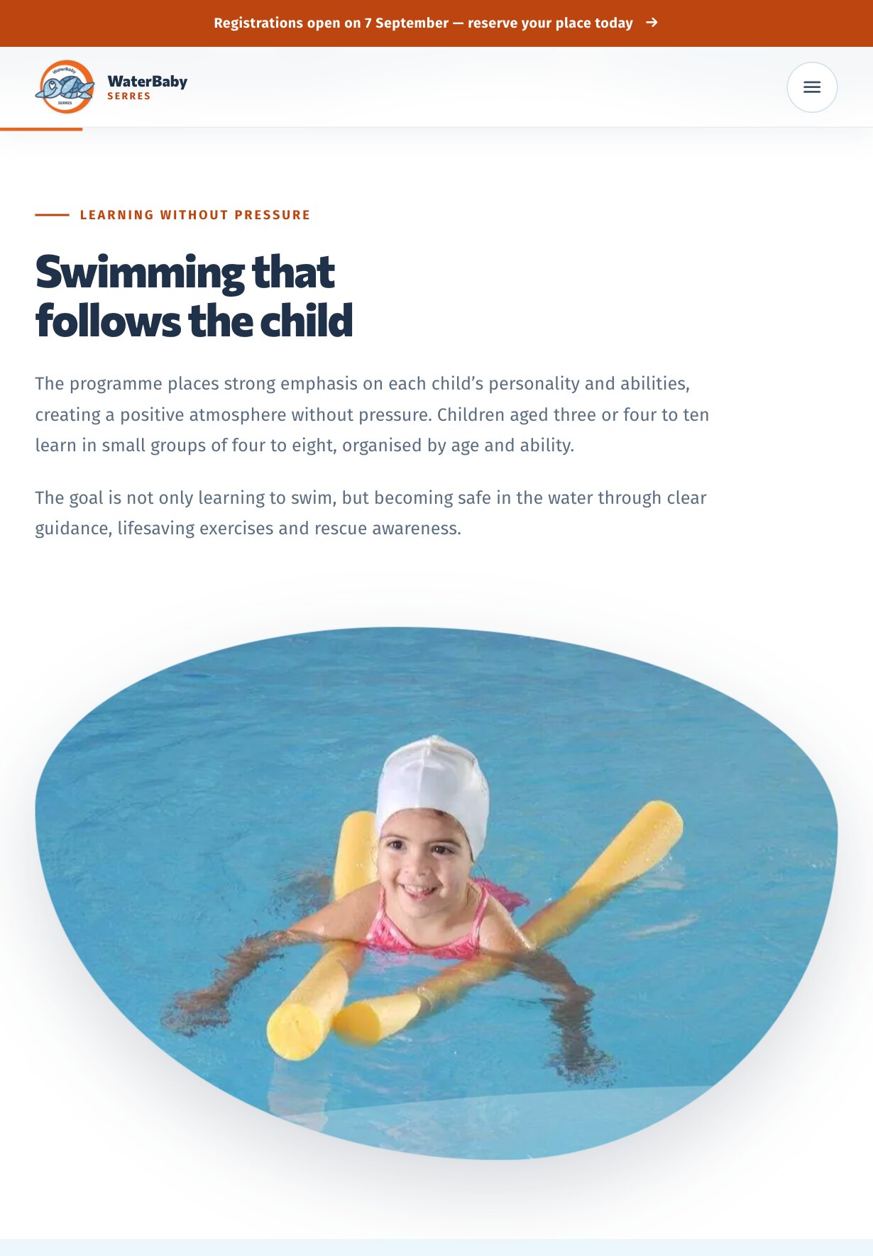 平板上的 Preschool & Children’s 页面:“Learning without pressure”标签、标题“Swimming that follows the child”和两段介绍三四岁到十岁小班的文字,下方是一张圆润轮廓的照片:一个戴白色泳帽的孩子笑着,在池中抓着黄色泳棍。