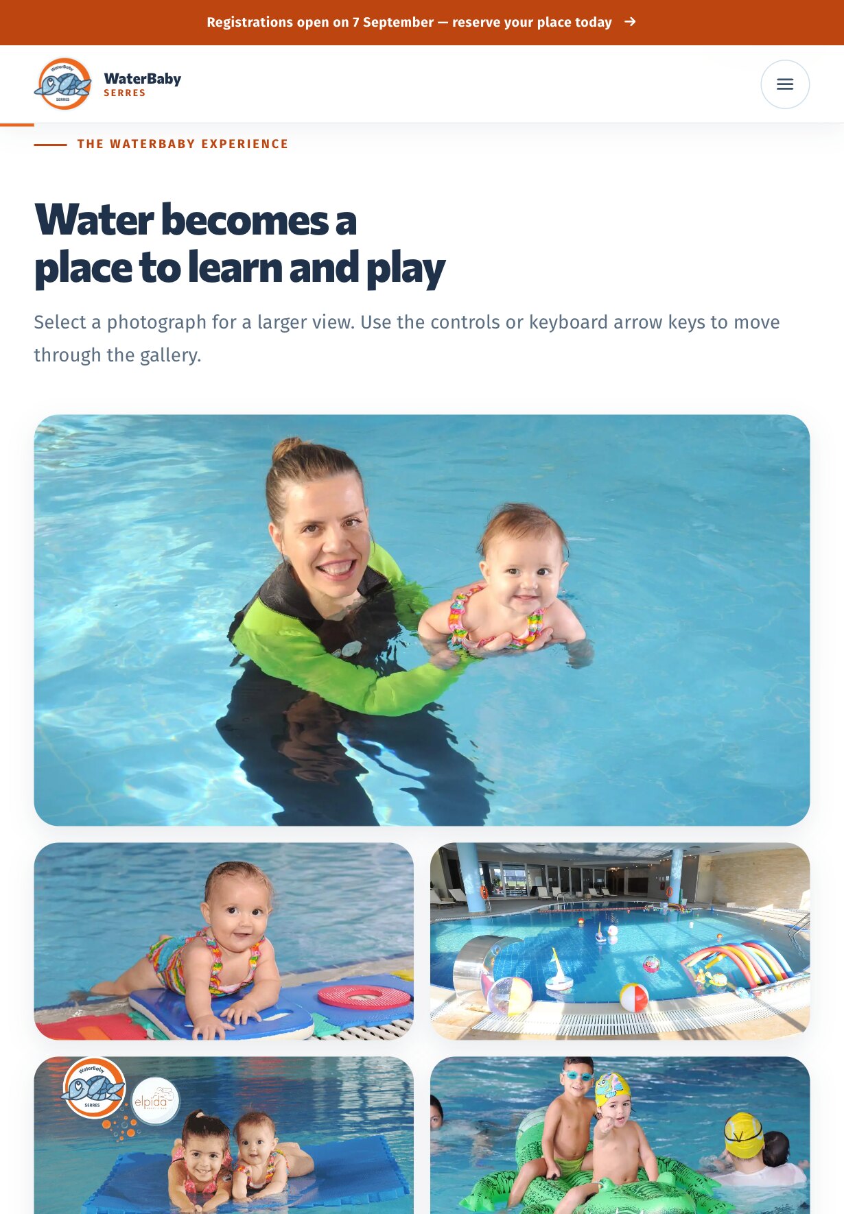 平板上的相册页:“The WaterBaby experience”标签、标题“Water becomes a place to learn and play”,以及一句说明:每张照片都能放大打开,可用按钮或方向键浏览;下方是一张宽幅照片,一位穿潜水服的成人笑着托起一个笑着的婴儿;再往下两张小图,一张是趴在池边泡沫垫上的婴儿,一张是有充气拱门的室内泳池,最下方露出另外两张的顶部。